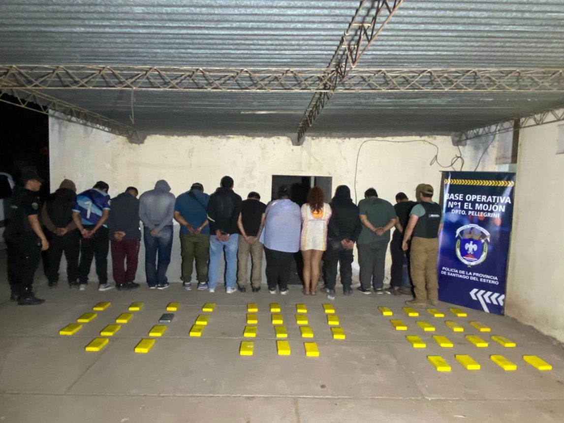 Pellegrini: En amplio despliegue secuestran 45 ladrillos de cocaína y detienen a 12 personas, entre ellos un gendarme