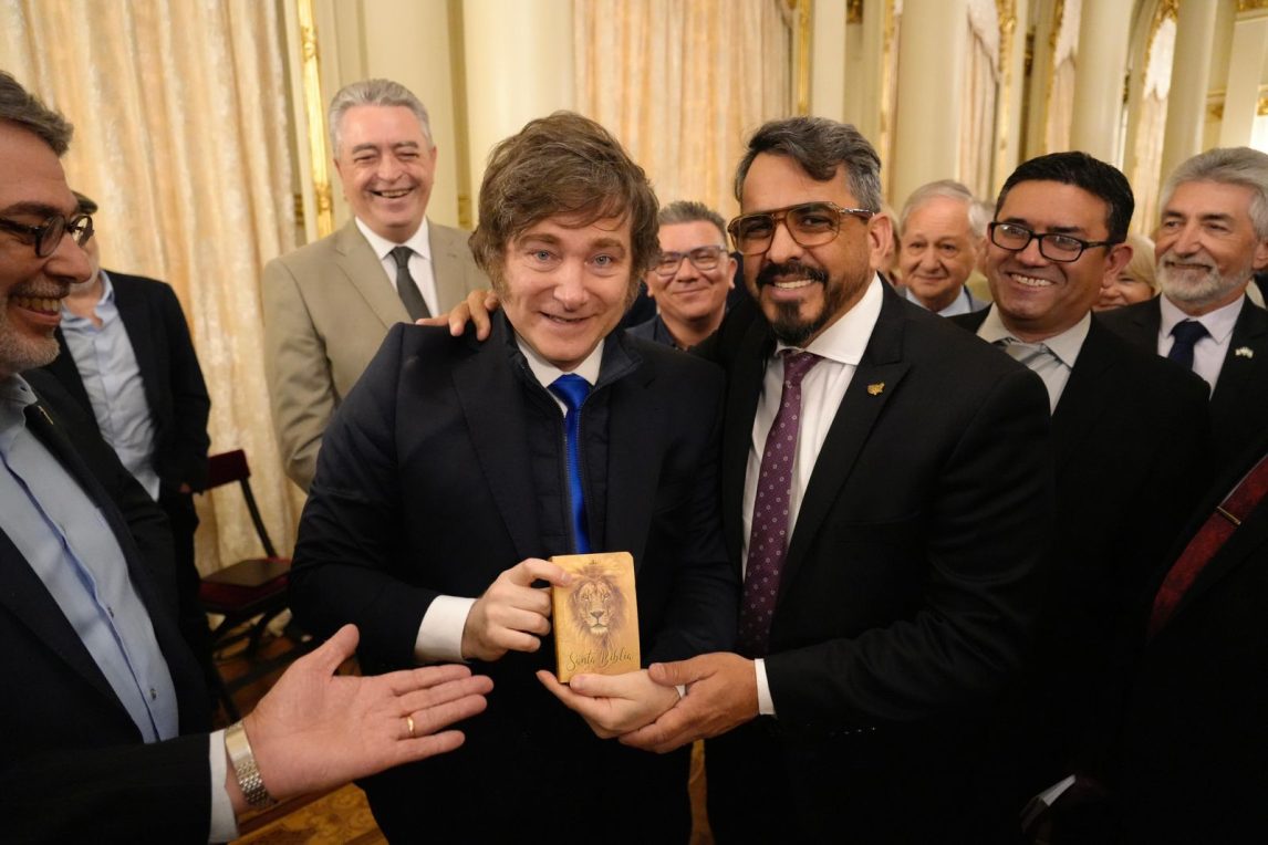 Milei encabezó acto con pastores evangélicos y reunión de Gabinete con nuevos ministros