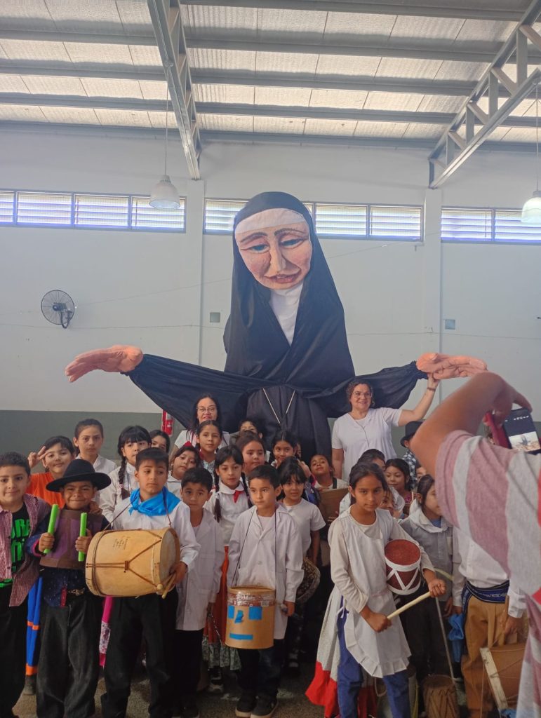 Los alumnos de la Escuela Nº1249 celebraron el Día de la Tradición con una colorida marcha en el barrio Belén