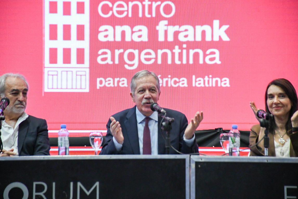 El jefe de Gabinete participó de la entrega de premios del 3° concurso de escritura “De Ana Frank a nuestros días”