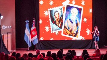 La historiadora Pupina Plomer disertó ante un auditorio lleno en el Centro Cultural del Bicentenario