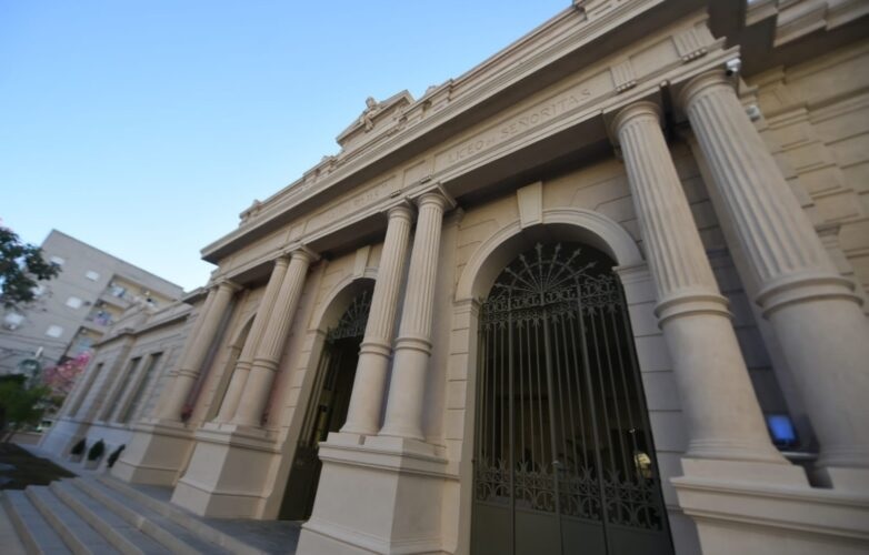 Una grave situación de violencia se vivió en un colegio santiagueño, con un ordenanza y su hijo