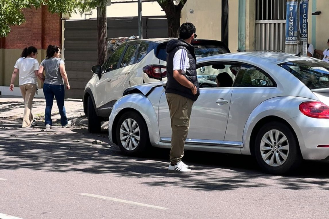 Calculó mal, chocó un auto que estaba estacionado y destruyó los dos vehículos