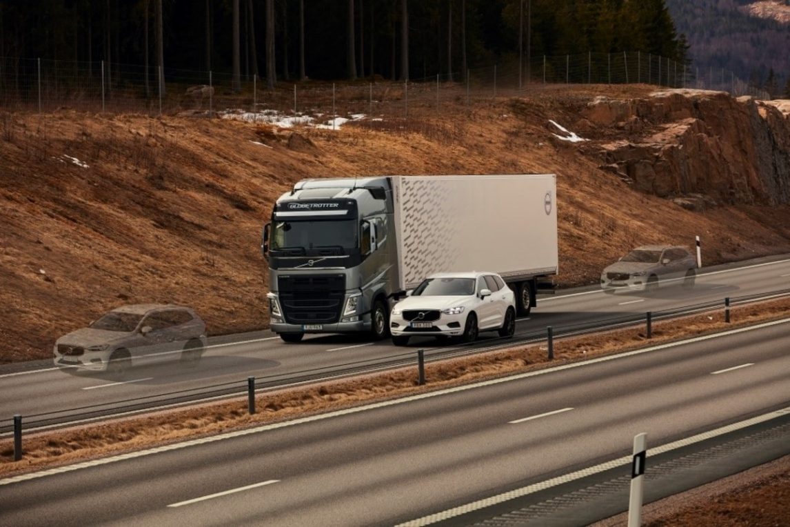 Camionero adelantó a otro vehículo sin notar la línea amarilla y le quitaron la licencia de conducir