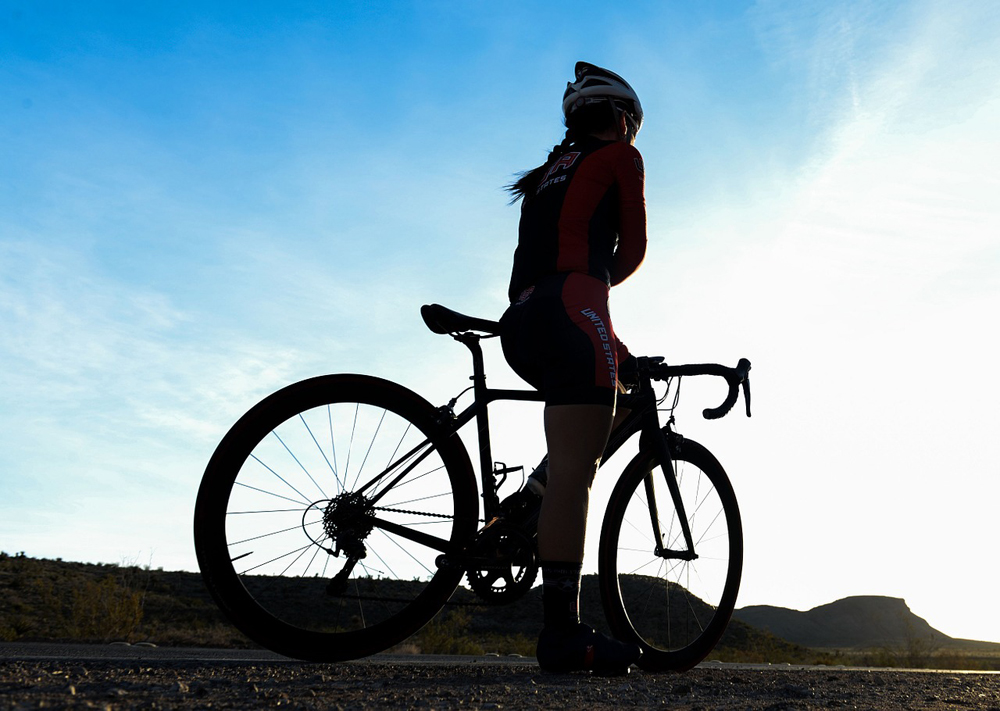 Depravado interceptó a una joven ciclista y le tocó las partes íntimas