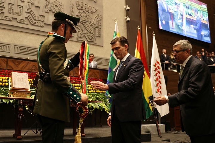 “Dios, patria y familia”: Rodrigo Paz Pereira asumió como nuevo presidente de Bolivia