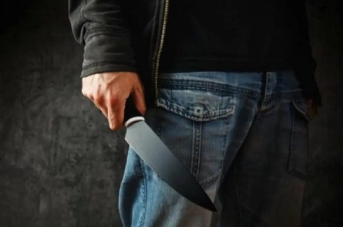 Amenazó a una joven con un cuchillo y le robó el celular en el barrio Industria