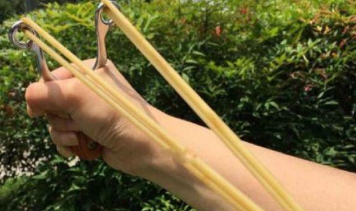 Atacó a “hondazos” e hirió a un operario que realizaba reparaciones en una línea de internet
