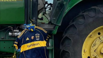 La camiseta que Boca lanzó al cielo en homenaje a Miguel Russo apareció en Uruguay