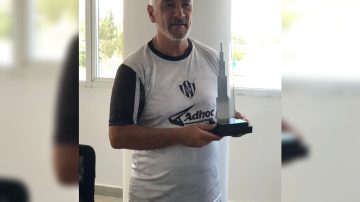 Omar De Felippe fue distinguido en la gala de los Premios Alumni 2025