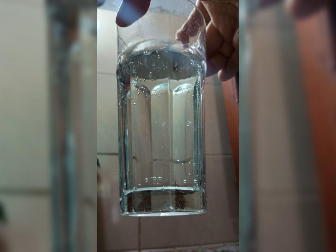 Vecinos denuncian agua sucia en algunos barrios y reclaman respuestas a la empresa abastecedora
