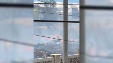 Alerta por un gran incendio en la vieja cancha de Santiago cerca del Puente Carretero