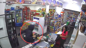 VIDEO. violento asalto a punta de pistola en La Banda: el sujeto escapó con la caja registradora de un kiosco
