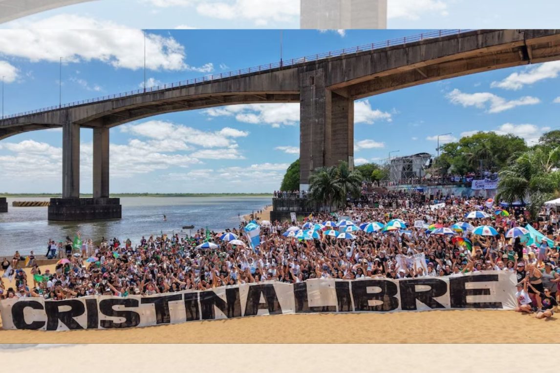 Cristina Kirchner: “Que yo esté privada de mi libertad es la metáfora perfecta de una Argentina a la que la están liquidando”