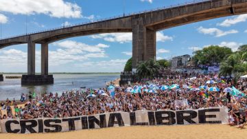 Cristina Kirchner: “Que yo esté privada de mi libertad es la metáfora perfecta de una Argentina a la que la están liquidando”