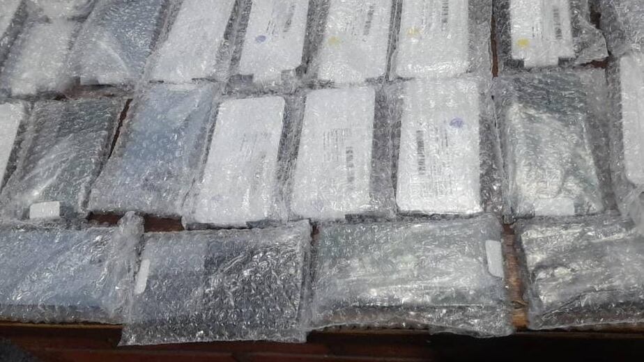 Intentaron coimear a policías para poder contrabandear 29 iPhones ilegales