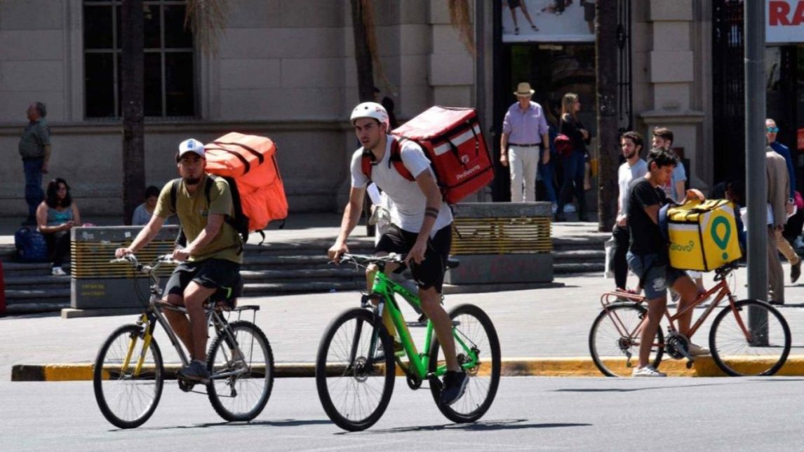 Demoledor informe: un repartidor necesita 461 pedidos para sostener un hogar tipo