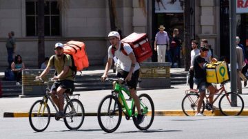 Demoledor informe: un repartidor necesita 461 pedidos para sostener un hogar tipo