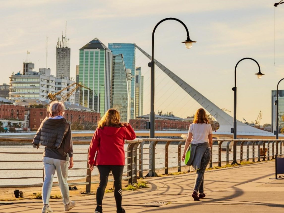 El ingreso de turistas extranjeros sufrió la peor caída anual en seis meses