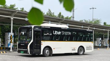 Furor por la llegada de los colectivos Uber para traslados más económicos