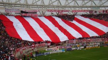 Un hincha de Estudiantes cumplió su promesa al Señor de Mailín