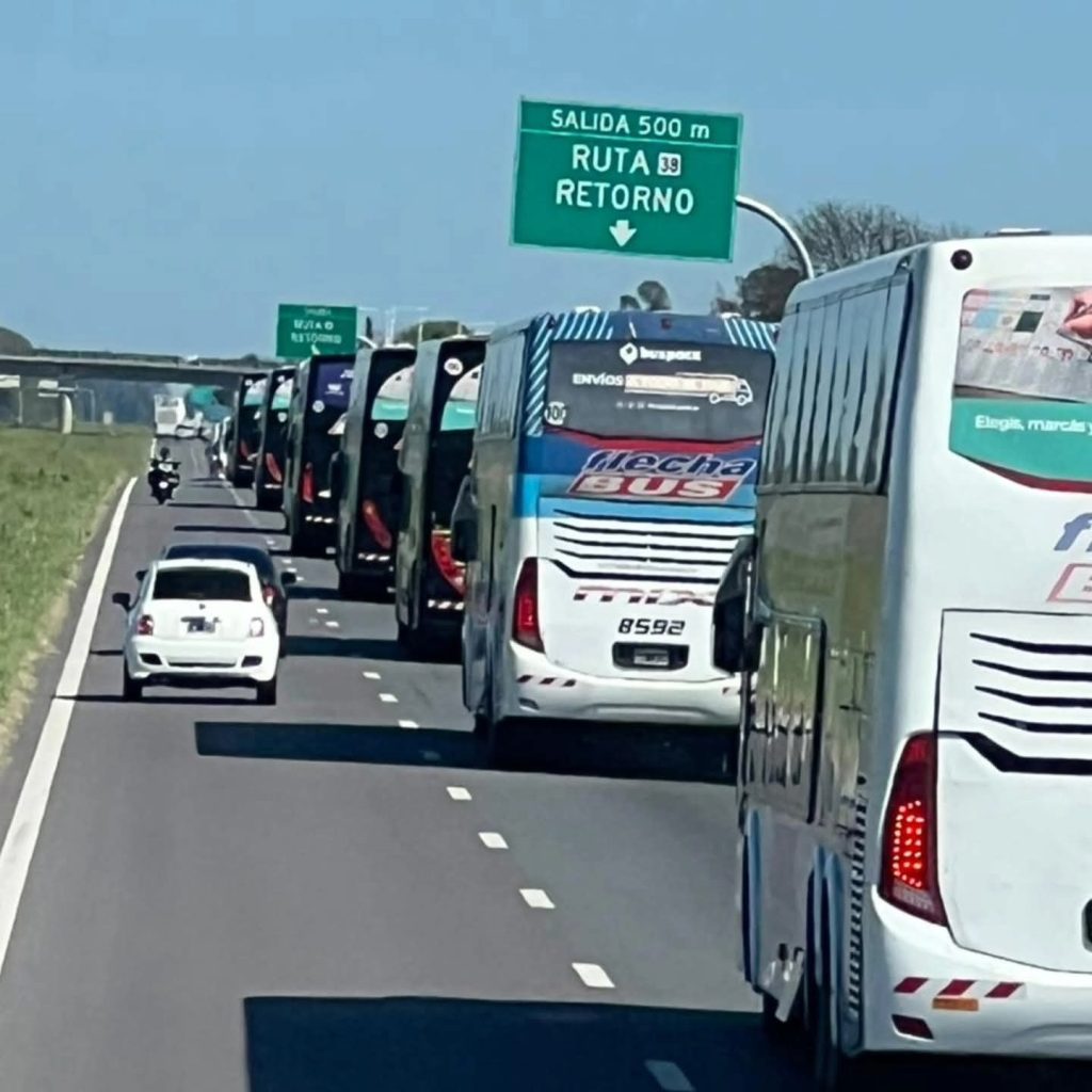 Desde la ruta se ve distinto: miles de hinchas de Racing en camino a Santiago del Estero