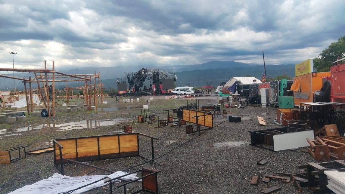 Fotos y video: fuerte temporal provocó severos daños en la Feria del Patio en Catamarca