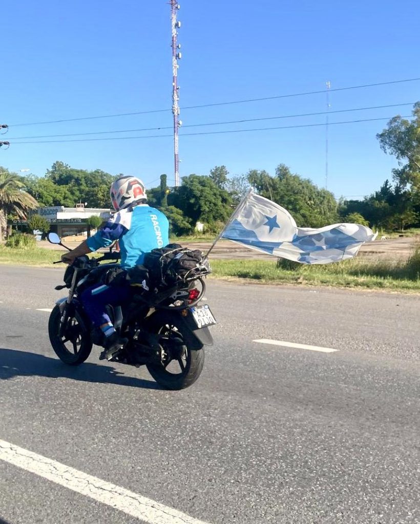 La postal que emocionó a los hinchas de Racing en la ruta a Santiago del Estero