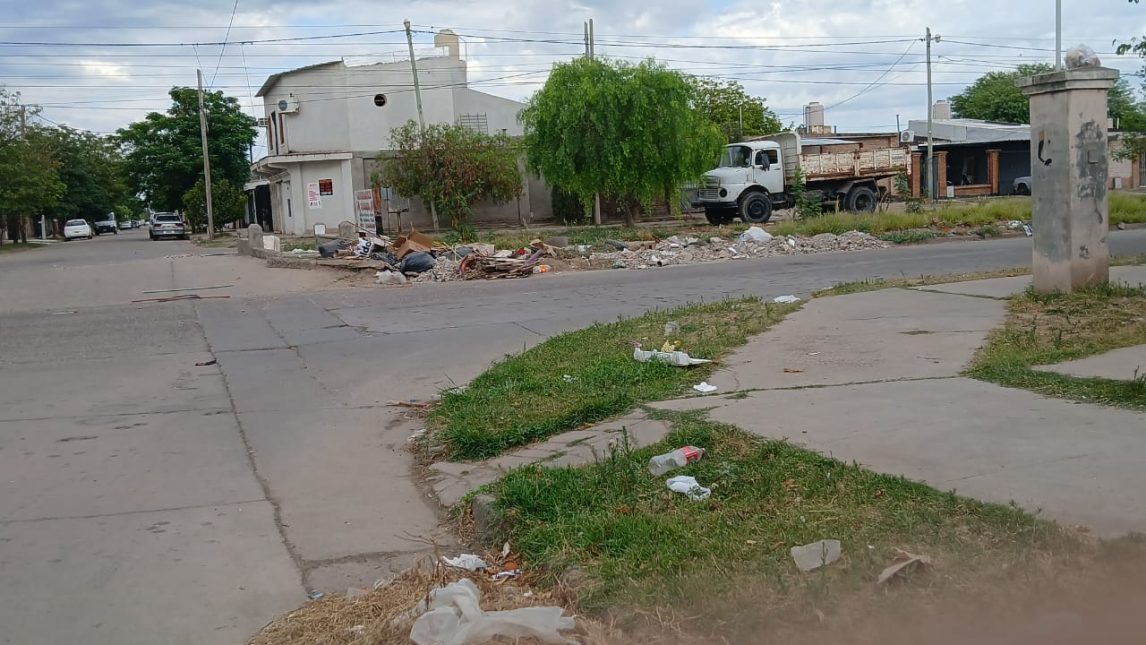 Vecinos del barrio Siglo 19 denuncian que arrojan basura en las calles pese al paso del camión recolector