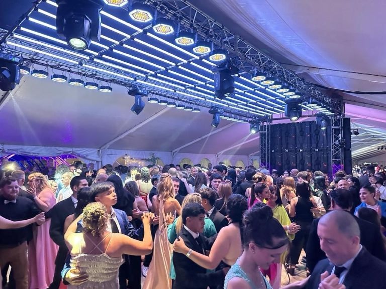 VIDEO. Un salón sin habilitación arruinó la fiesta de egresados de 300 chicos en Córdoba