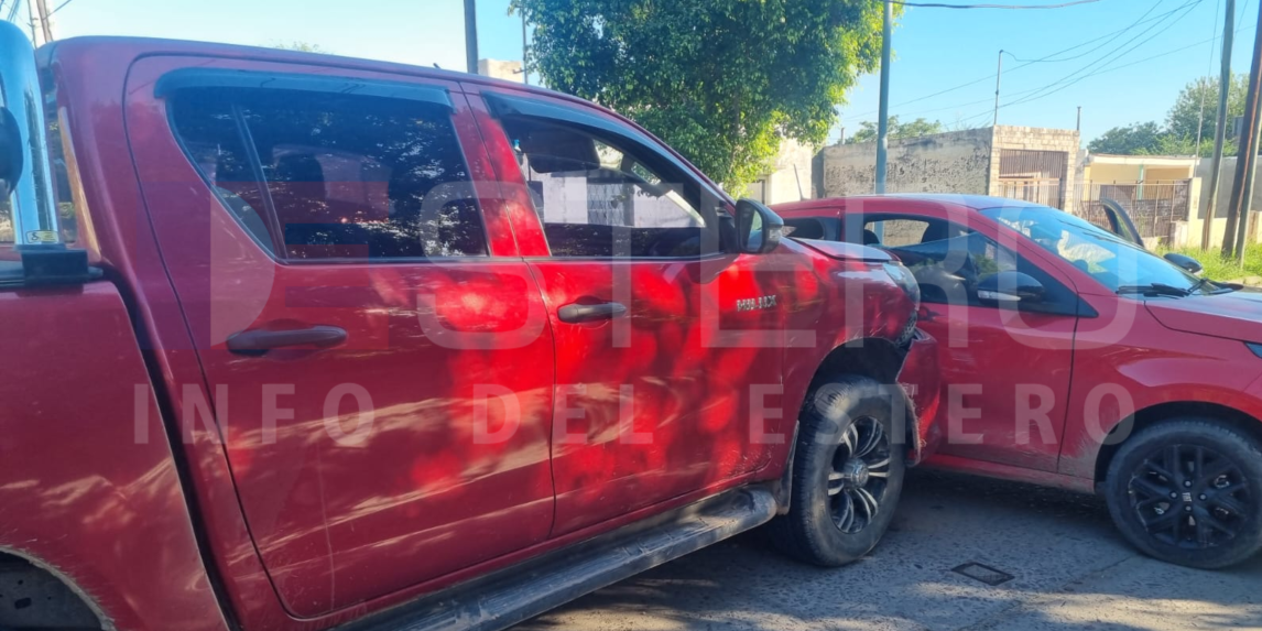 IMPACTANTES IMÁGENES. Choque entre una camioneta y un auto dejó una mujer herida en La Banda