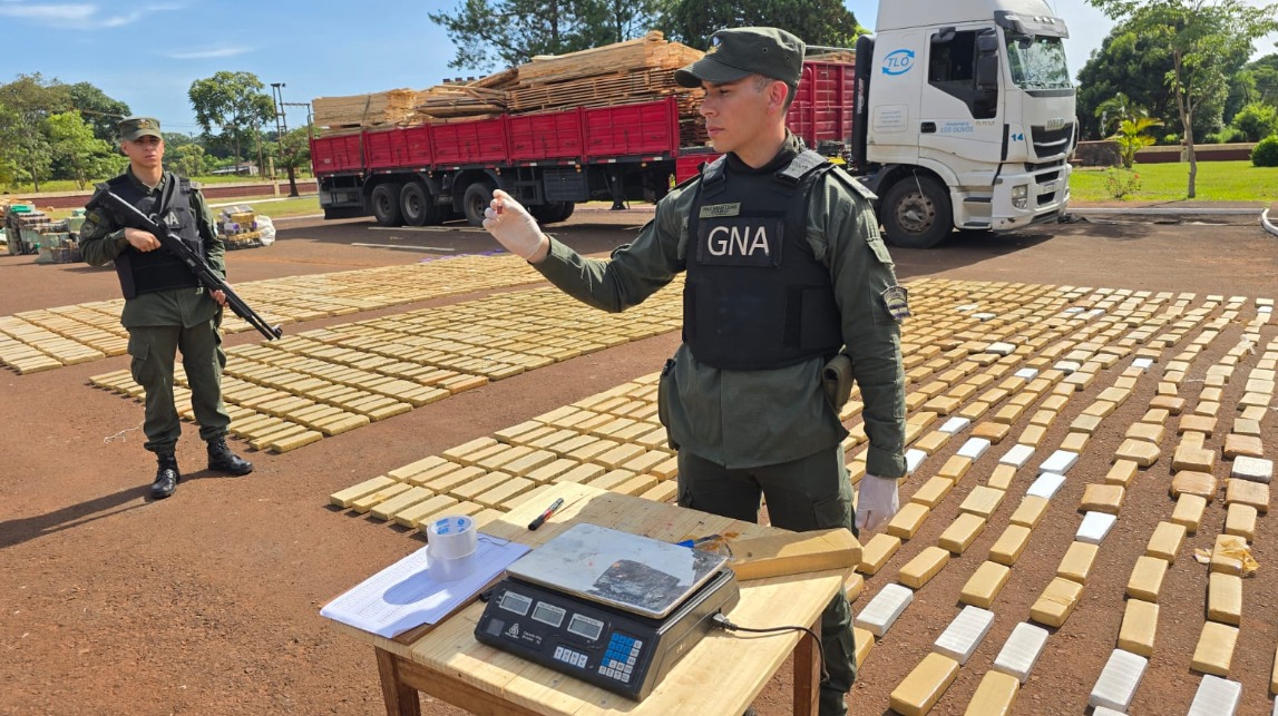 Camionero ocultó kilos y kilos de marihuana en un cargamento de maderas, pero lo descubrieron