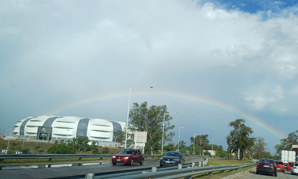 Breve lluvia, mucho vapor y un arcoíris que sorprendió a Santiago del Estero