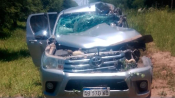 Un muerto y dos heridos tras el despiste de una camioneta que terminó estrellándose contra un árbol