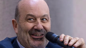 “Son héroes de la producción”: el particular elogio de Federico Sturzenegger a los argentinos que viajan al exterior