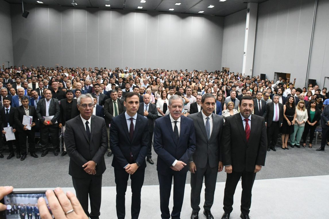 El gobernador Elías Suárez puso en funciones a los 137 Comisionados Municipales