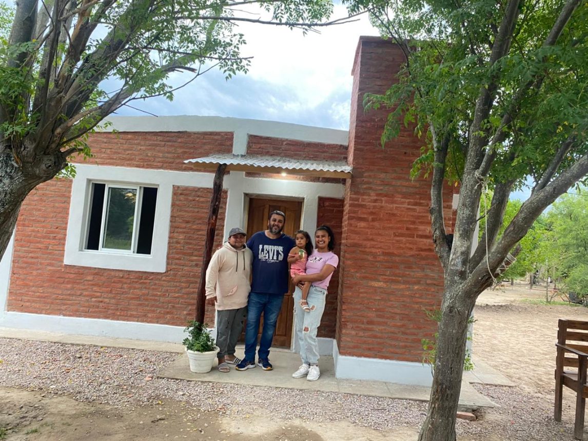 FOTOS. La asociación civil “Camino Real Upianita” entregó una nueva vivienda social a una familia de la zona