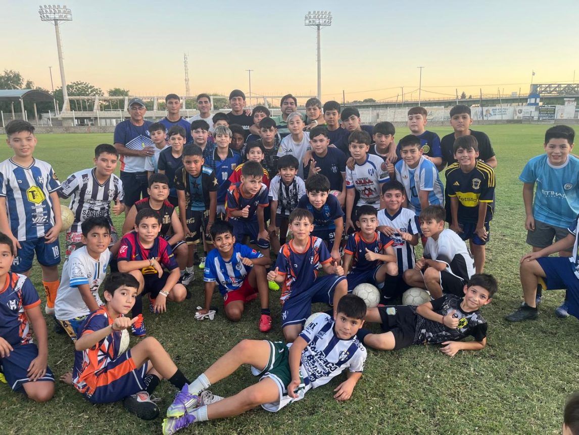 Maher Carrizo visitó la escuelita de Sarmiento y compartió una amena tarde con los chicos