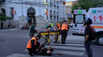 Avenida Belgrano: Motociclista y su acompañante resultaron heridos al chocar contra un auto