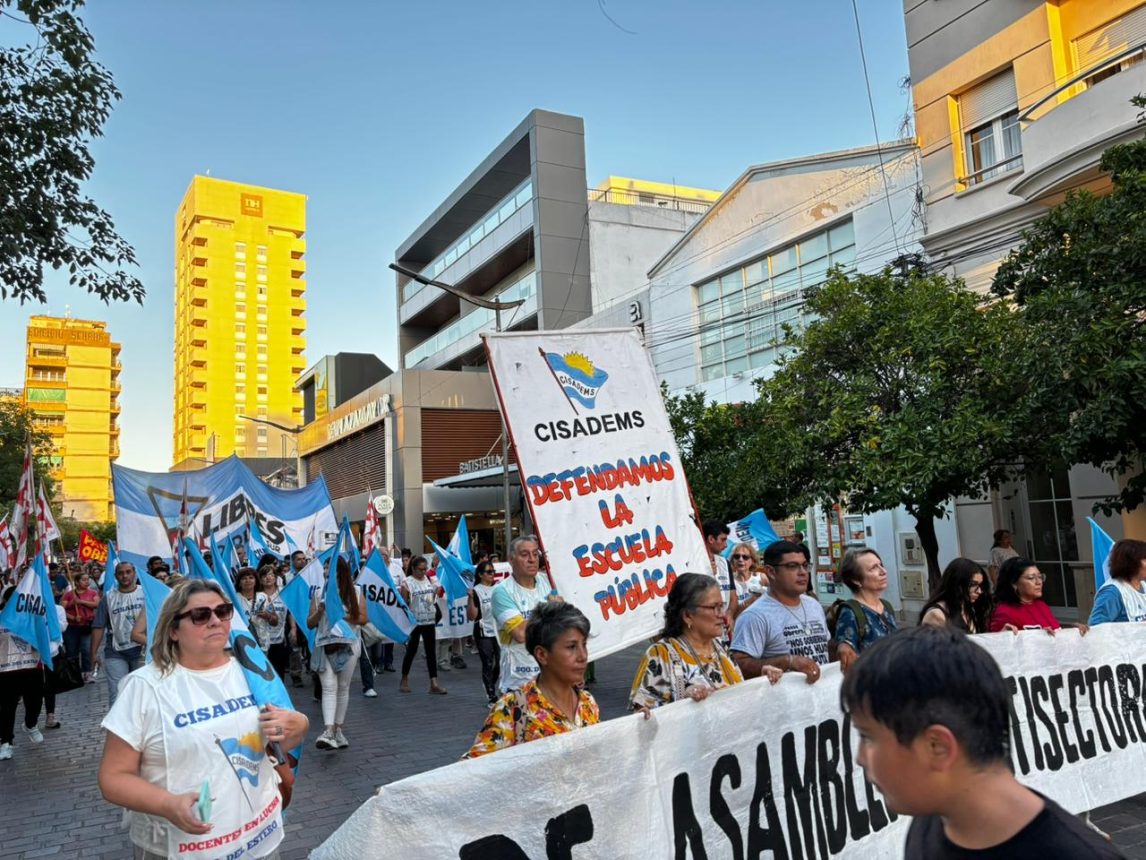 Marcha en Santiago en repudio a la reforma laboral impulsada por el Gobierno nacional