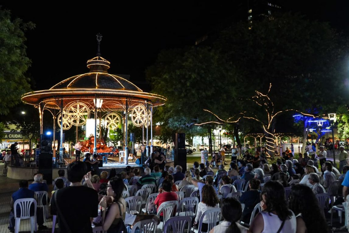 El tango se adueñó de la Plaza Libertad en una noche de gala y gran convocatoria
