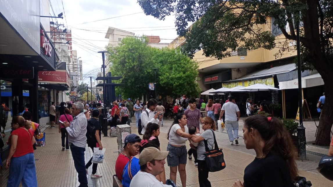 Le robaron la billetera en el centro e hicieron compras por casi 2 millones de pesos en Lacoste, SportMan y McDonald’s
