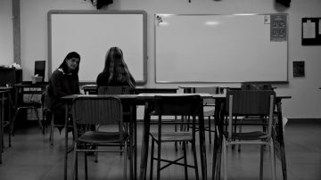 Estudiante contó que dos compañeros la siguieron al baño de la escuela y abusaron de ella