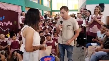 Una propuesta de matrimonio en un acto escolar terminó con una respuesta inesperada y se volvió viral