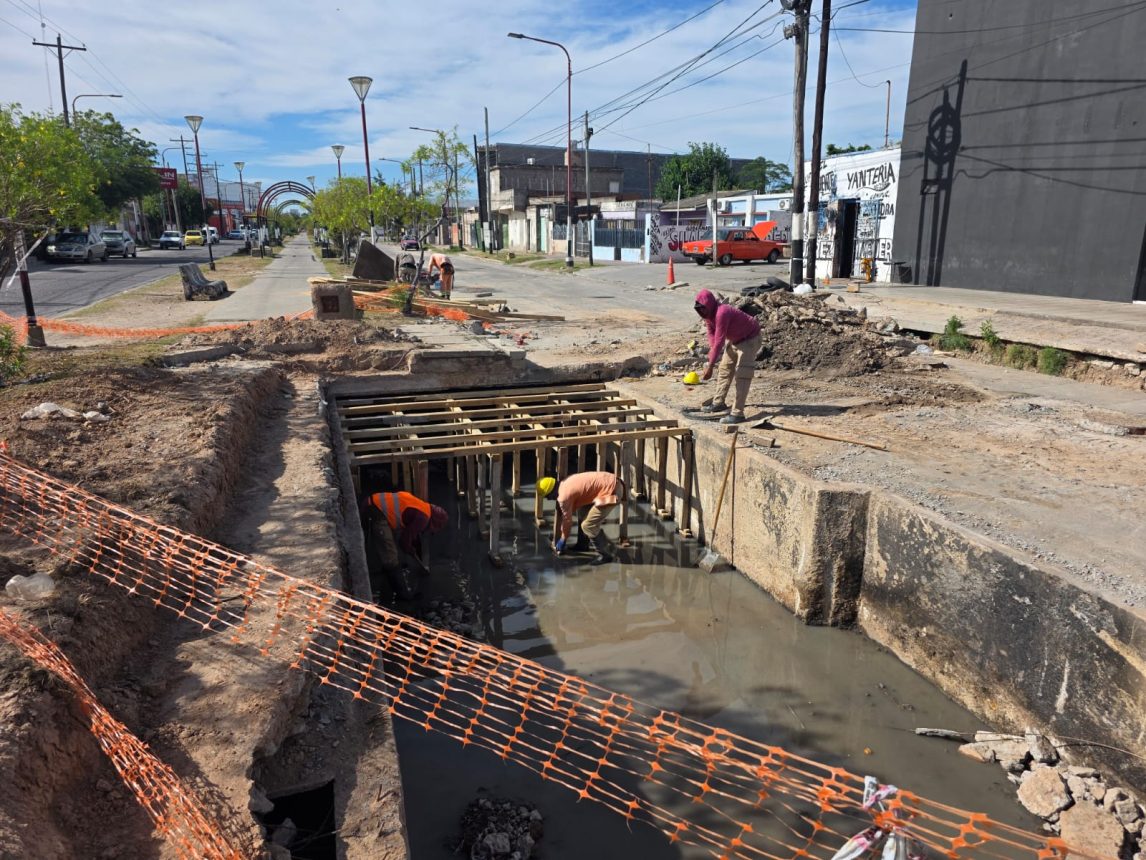 Trabajan en la reparación de un sector del desagüe pluvial de avenida Colón 