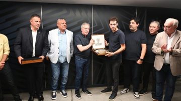El Gobernador intercambió presentes durante la final entre Estudiantes y Racing