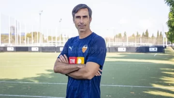 Tragedia en Indonesia: murió el entrenador del Valencia femenino y tres de sus hijos en un naufragio