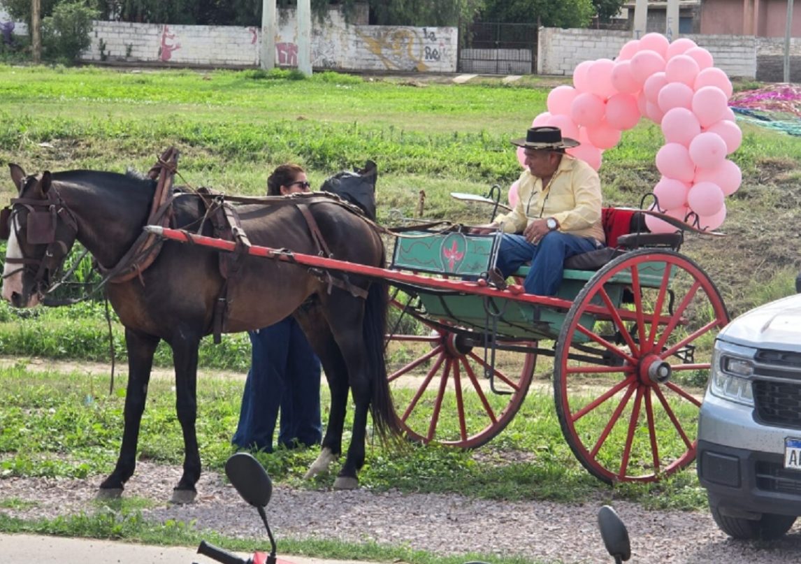 ¡Vale llorar! Se recibió y su abuelo fue a esperarla en sulki para festejar