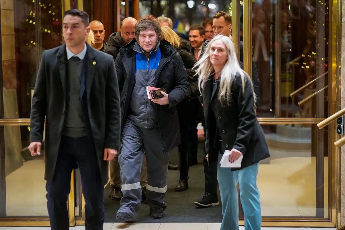El presidente Javier Milei llegó a Oslo vestido con mameluco de YPF