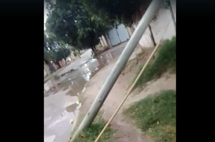Un poste cayó sobre una tapia de una familia con un nene con parálisis cerebral que terminó muy asustado
